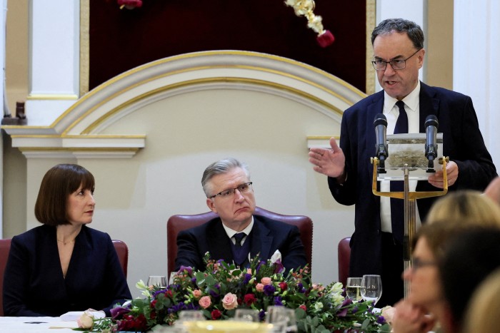 El gobernador del Banco de Inglaterra, Andrew Bailey, pronuncia un discurso en Mansion House en la ciudad de Londres el 14 de noviembre.