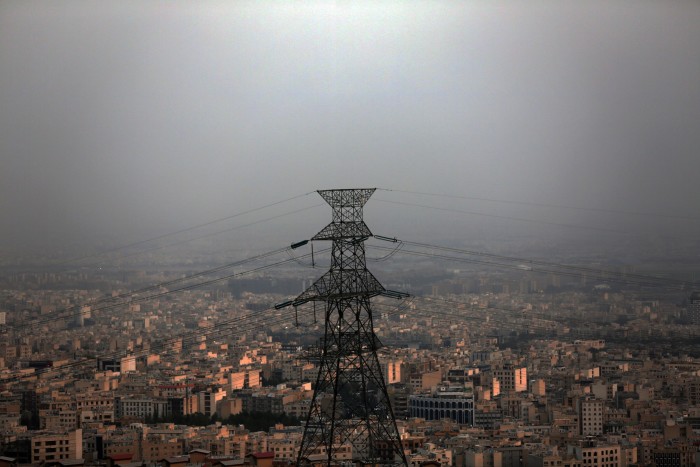 Torre de cable eléctrico en Teherán