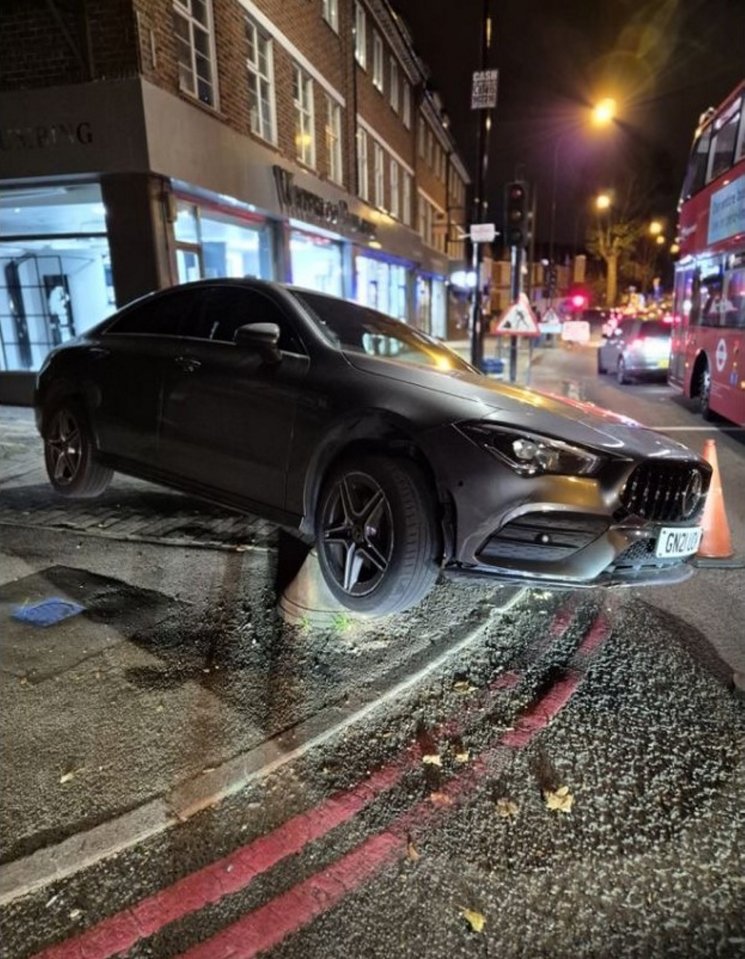 Un Mercedes chocó con un bolardo en la acera después de cortar ilegalmente una vía de acceso para evitar el tráfico de Verdant Lane