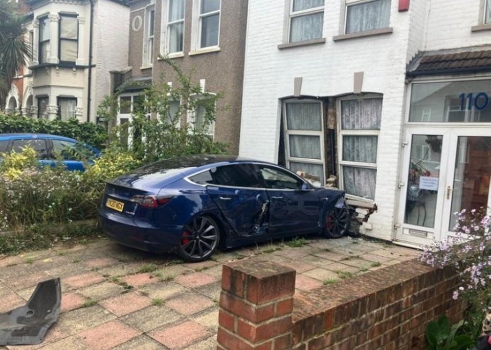 Un Tesla robado que se estrelló contra la fachada de la casa de una anciana que había fallecido recientemente