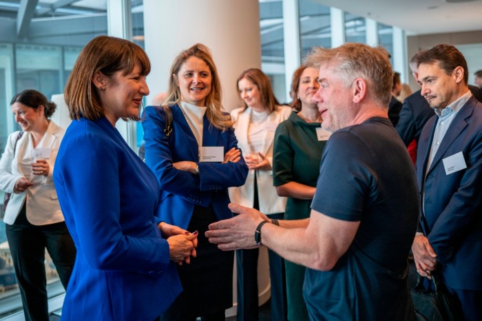 Rachel Reeves se reúne con líderes empresariales en un desayuno en junio