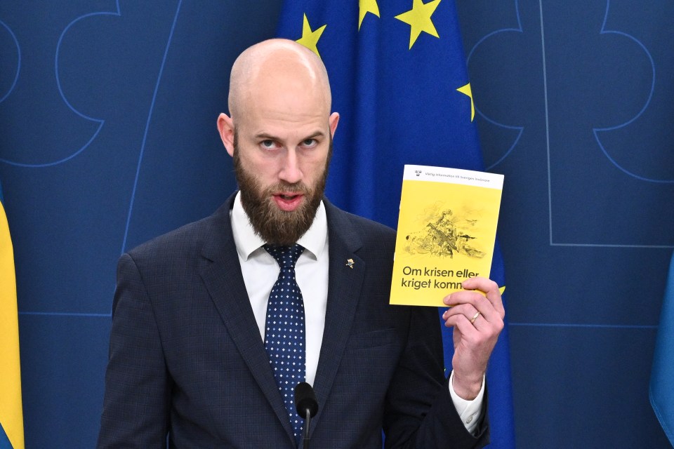 El Ministro de Defensa Civil de Suecia, Carl-Oskar Bohlin, presenta la nueva versión del folleto de preparación que se distribuirá a todos los hogares.