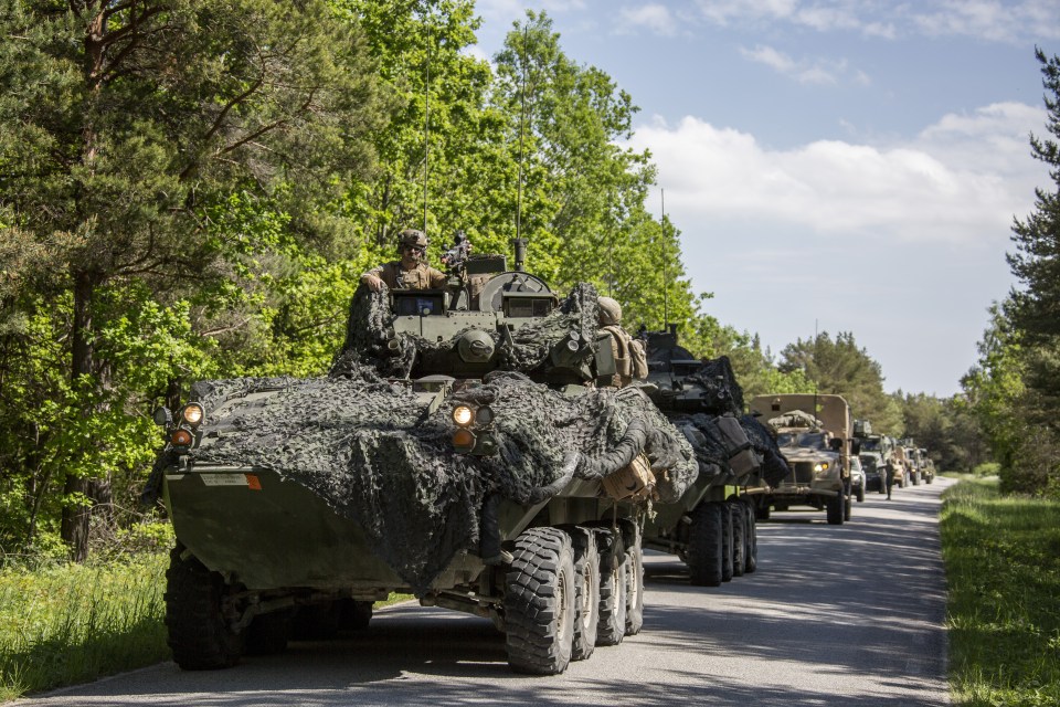 Un convoy militar estadounidense espera apoyo aéreo junto a una carretera en la zona de Bro