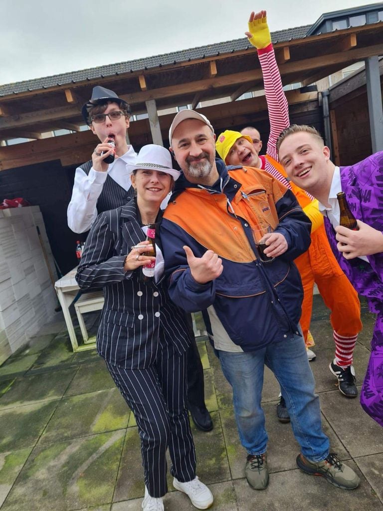 Metin en su barrio durante el carnaval (foto: Metin Savkin).