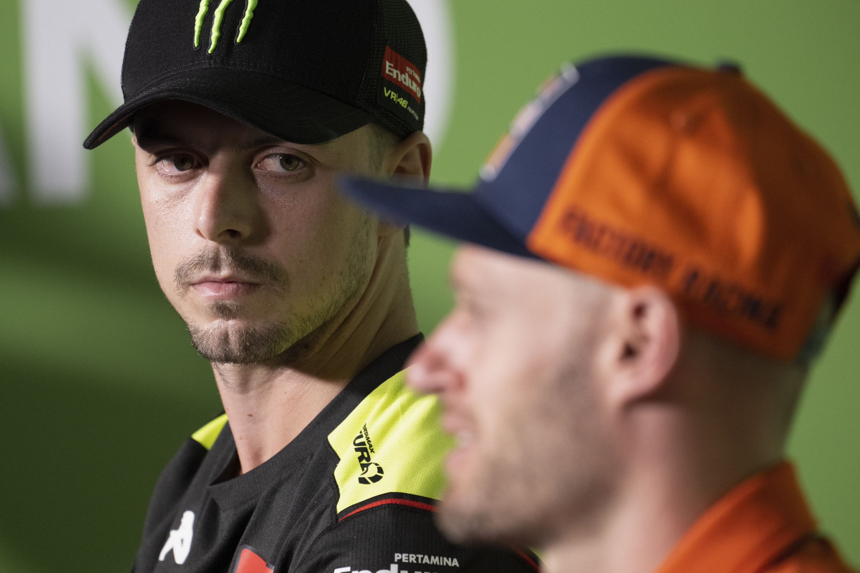 BURIRAM, TAILANDIA - 23 DE OCTUBRE: Fabio Di Giannantonio de Italia y Pertamina Enduro VR46 Racing Team observan durante la conferencia de prensa previa al evento durante el MotoGP de Tailandia - Avances en el Circuito Internacional de Chang el 24 de octubre de 2024 en Buriram, Tailandia. (Foto de Mirco Lazzari gp/Getty Images)