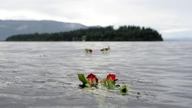 Una rosa flota en el agua frente a Utoya. Imagen de archivo