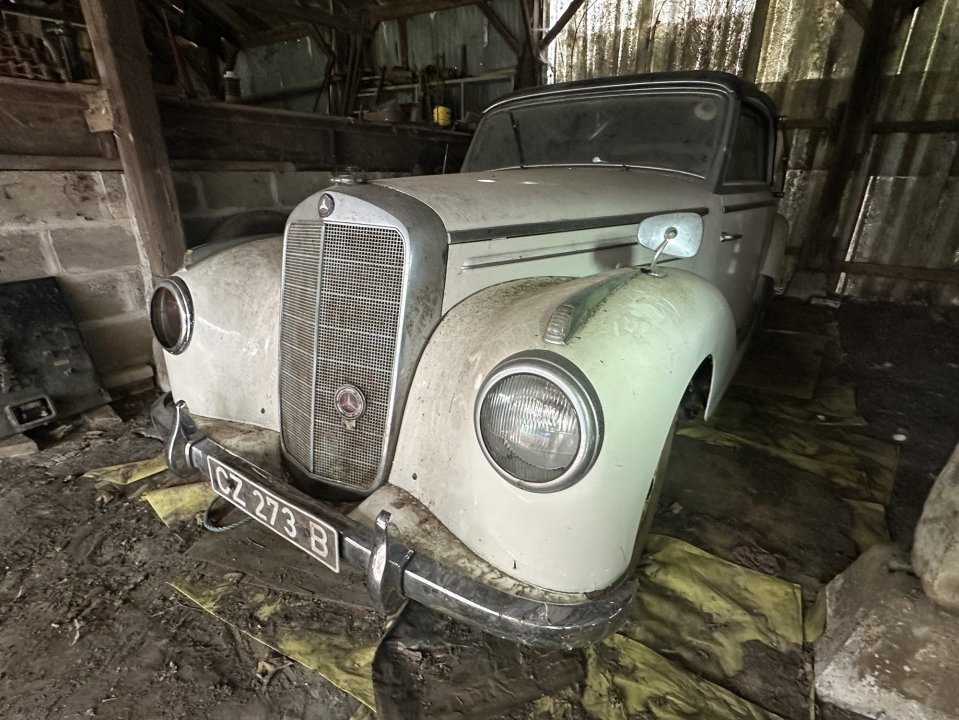 El Mercedes blanco es un poco más nuevo, ya que era de 1952.