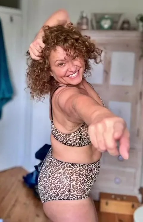 La estrella de Loose Women posa con un conjunto de ropa interior con estampado de leopardo