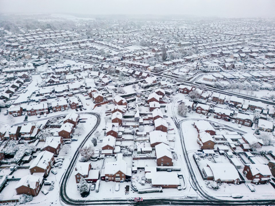 Las casas quedaron cubiertas de nieve en Mansfield, Nottinghamshire