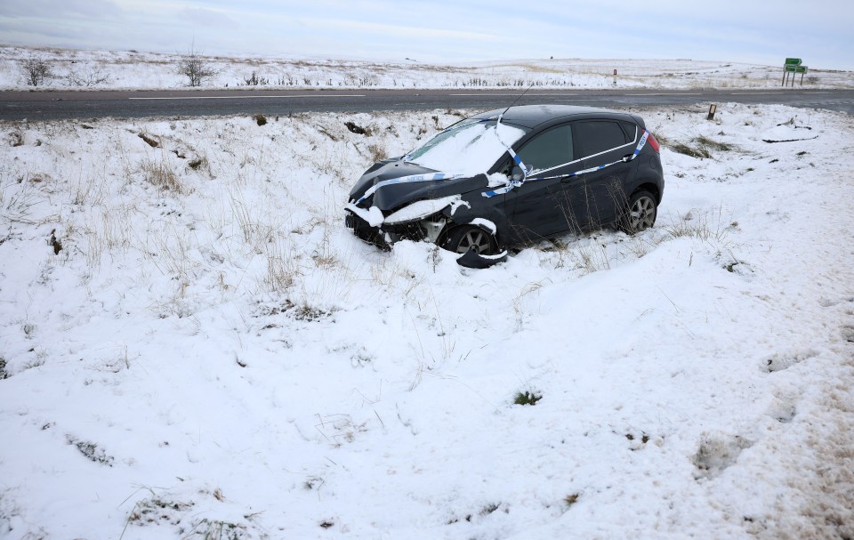 Se vio un automóvil abandonado al costado de una carretera cerca de Buxton, East Midlands.