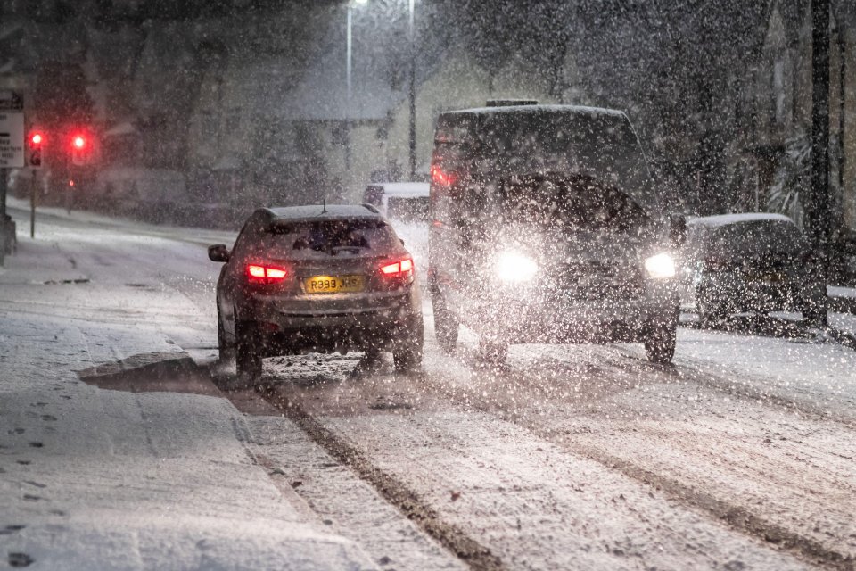 Los vehículos lucharon durante la tormenta en Cradley Heath, West Midlands