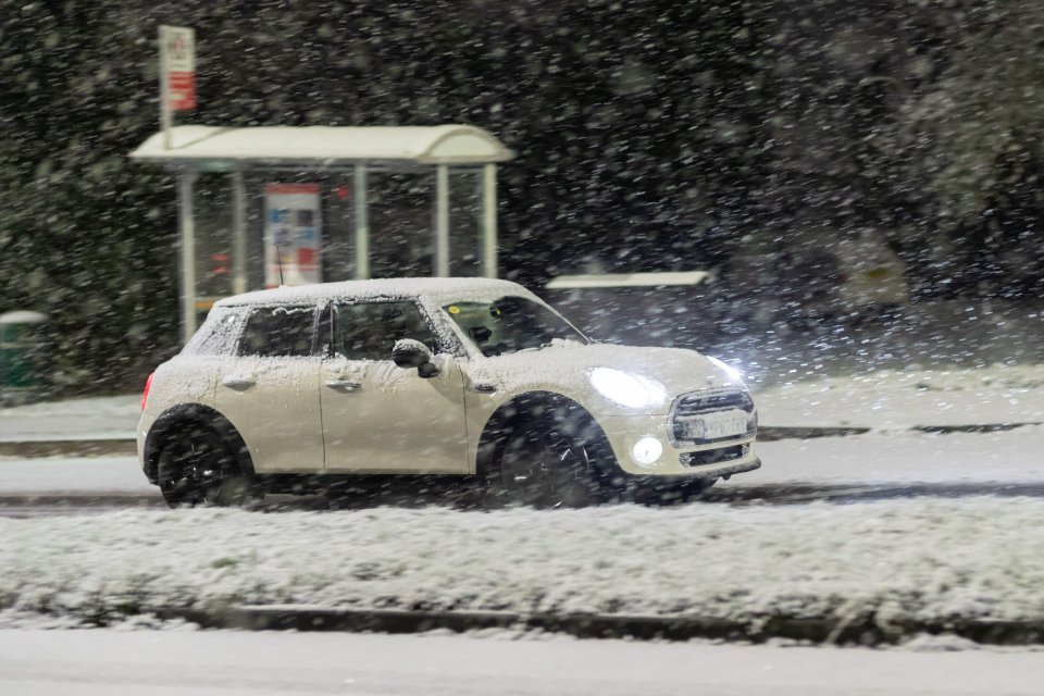 Los coches lucharon contra la nieve en Cradley Heath, West Midlands