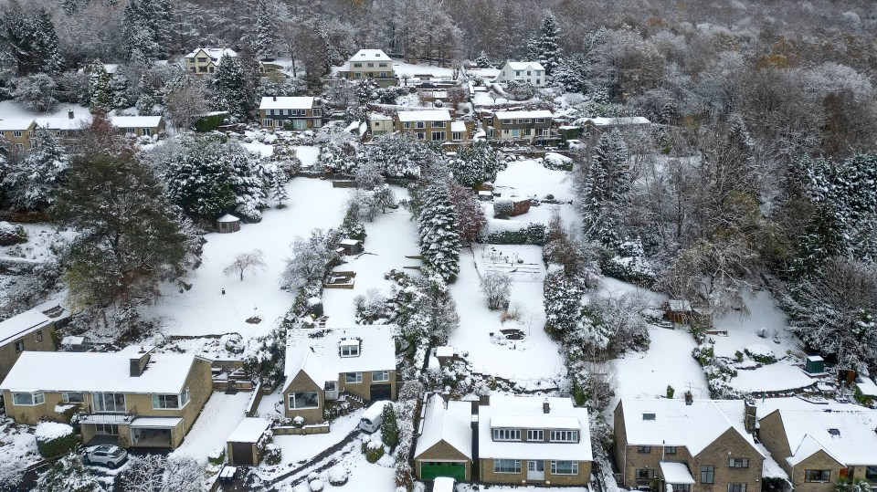 Tomas aéreas revelan el pueblo de Grindleford en Derbyshire después de una nevada nocturna