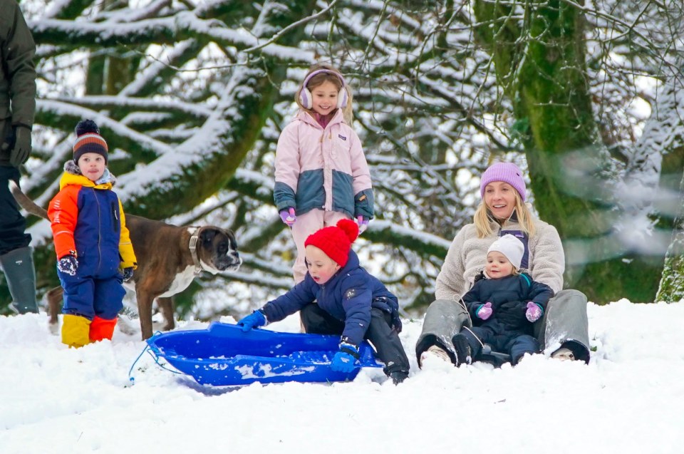 Los niños disfrutaron de la nieve en trineos en Buxton, Derbyshire