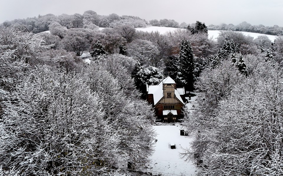 El pueblo de Whitmore en Staffordshire fue fotografiado cubierto de nieve.