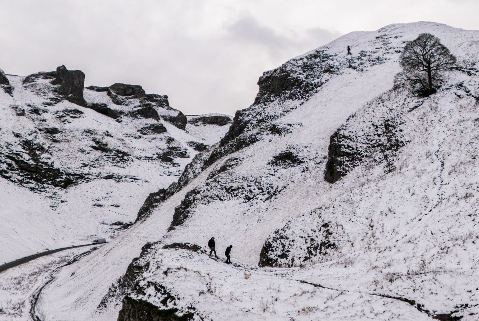 Los caminantes desafiaron el paso Winnats en Peak District, Derbyshire