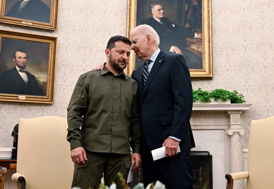 El presidente estadounidense Biden fotografiado con el primer ministro ucraniano Zelensky