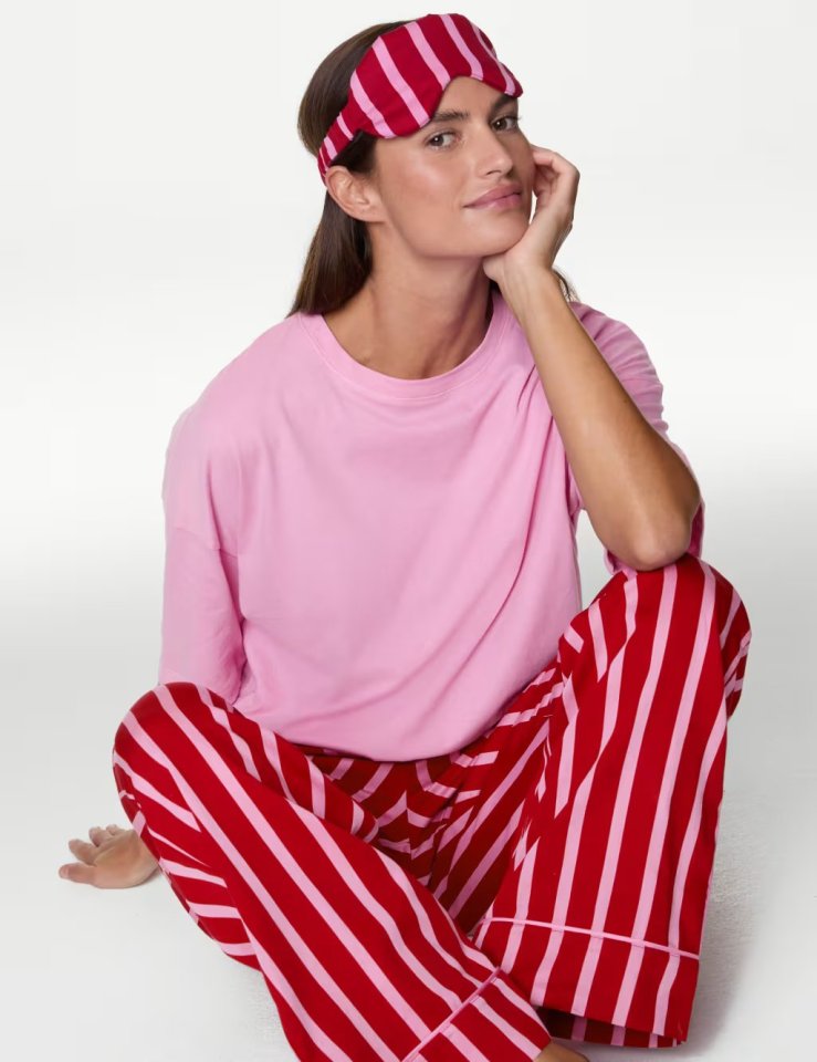 Conjunto de pijama navideño familiar a rayas Candy para mujer con antifaz, Marks & Spencer