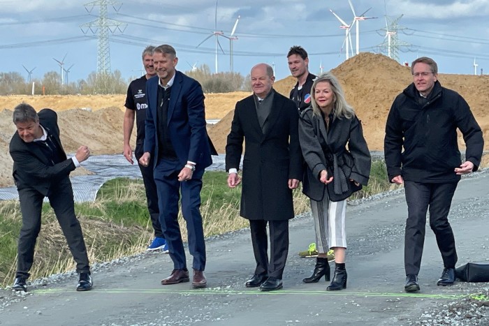 El ministro alemán de Economía y Protección del Clima, Robert Habeck, el director general de Northvolt, Peter Carlsson, el canciller alemán, Olaf Scholz, la embajadora de Suecia en Alemania, Veronika Wand-Danielsson, y el primer ministro del estado de Schleswig-Holstein, Daniel Guenther, juegan una ronda del tradicional juego de tiro con pelota Bosseln mientras asisten a la Ceremonia de inauguración de la nueva fábrica de Northvolt en Hedwigenkoog, cerca de Heide, noroeste de Alemania