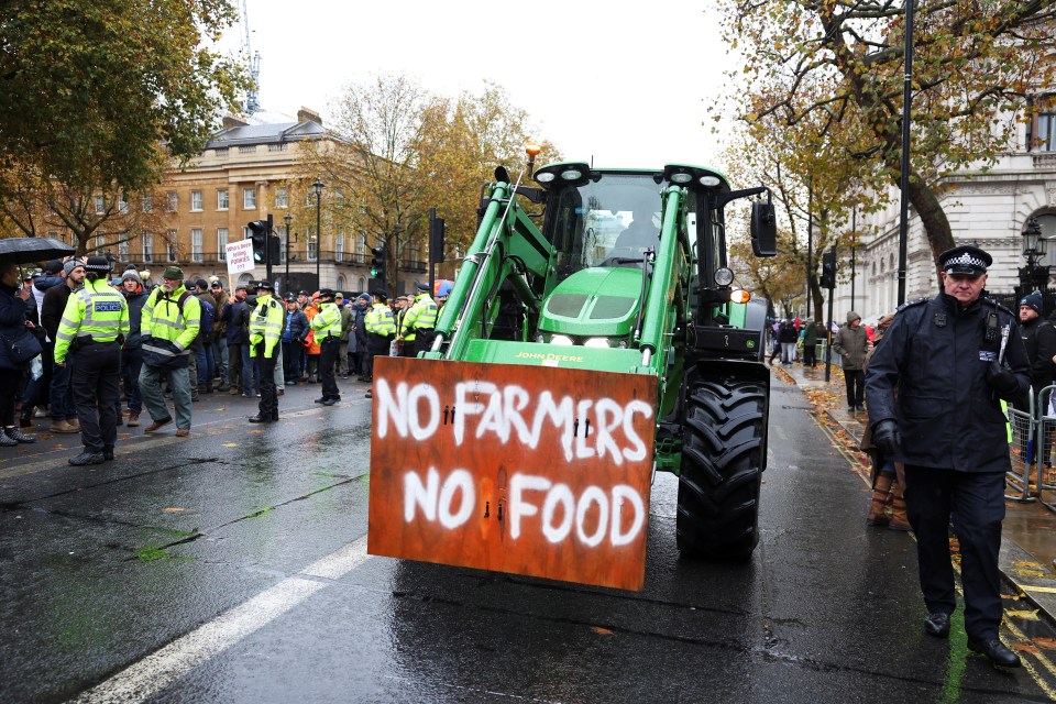 Un tractor pasa por Downing Street durante una manifestación en Londres esta semana.