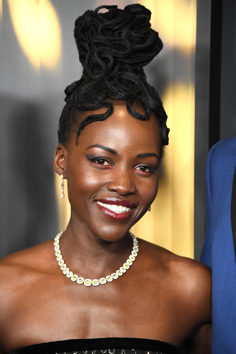 HOLLYWOOD, CALIFORNIA - 17 DE NOVIEMBRE: Lupita Nyong'o llega a los Governors Awards 2024 en Dolby Th...