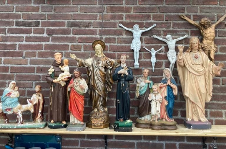 Algunas estatuas de santos que vende Ger (foto: Ger Coppens-De Visscher).