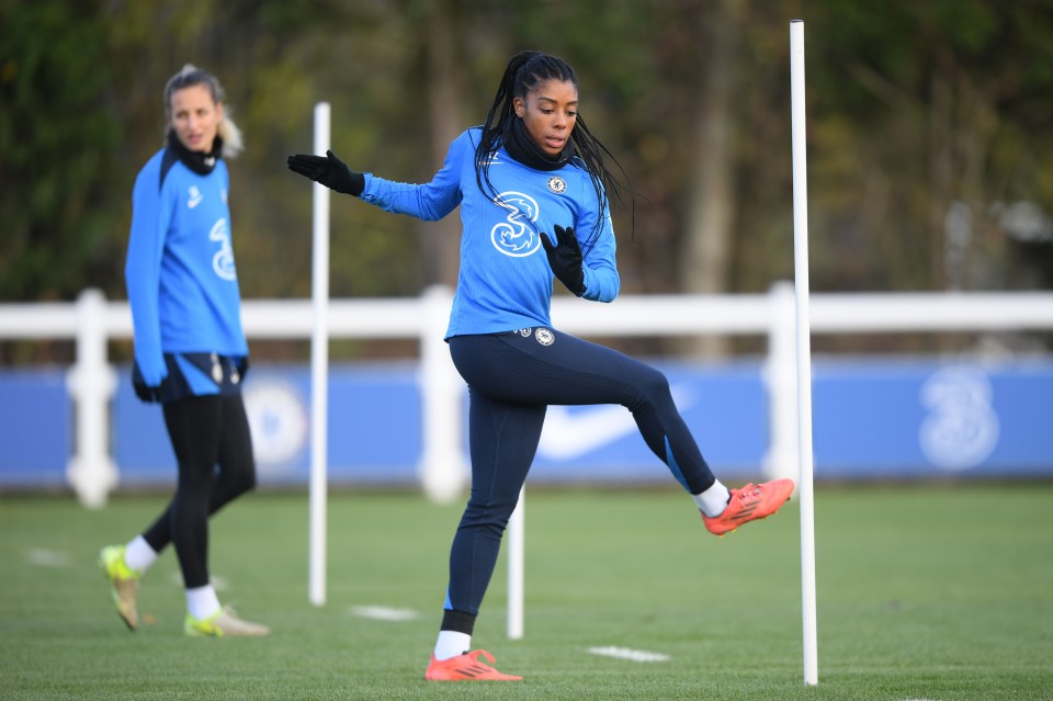 Una victoria de los Blues contra el Man United en Kingsmeadow ampliaría la ventaja del equipo a cinco puntos en la cima de la WSL antes del parón internacional.