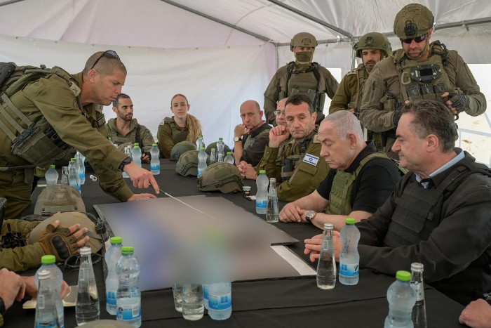 Benjamín Netanyahu, Israel Katz y Herzi Halevi durante una sesión informativa en el Corredor Netzarim