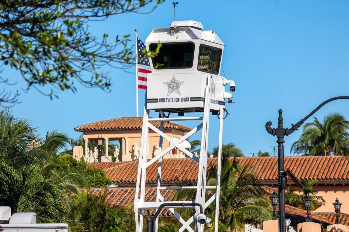 Una torre de vigilancia del Servicio Secreto en la propiedad de Mar-a-Lago 