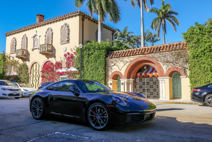 Vehículo de lujo estacionado detrás de Worth Avenue en Palm Beach, Florida, EE. UU.