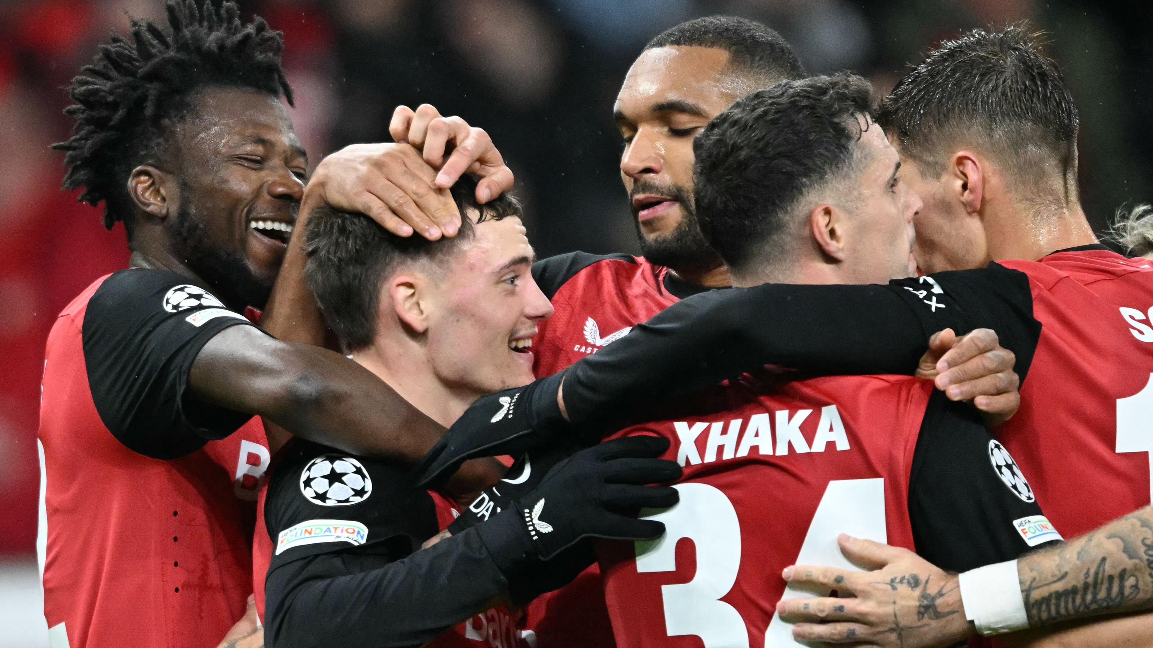 Florian Wirtz de Leverkusen (segundo desde la izquierda) celebra el partido contra Salzburgo.