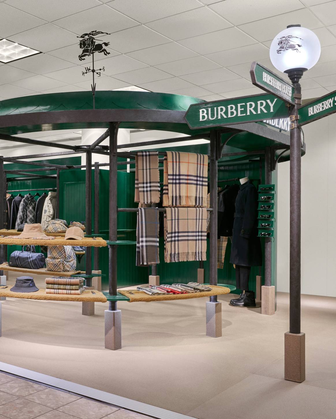 Instalaciones globales emergentes de Burberry 'It's Always Burberry Weather'