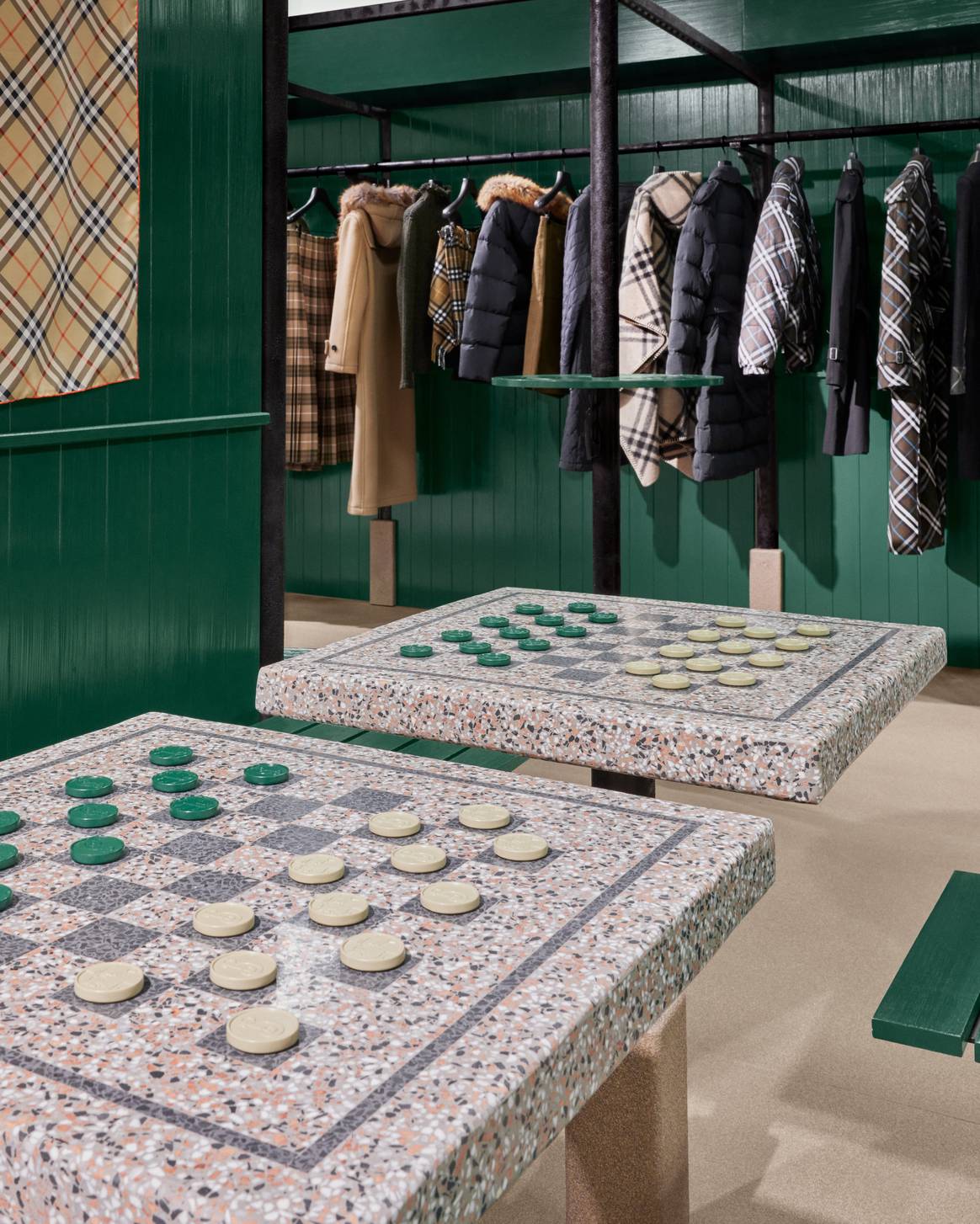 Instalaciones globales emergentes de Burberry 'It's Always Burberry Weather'