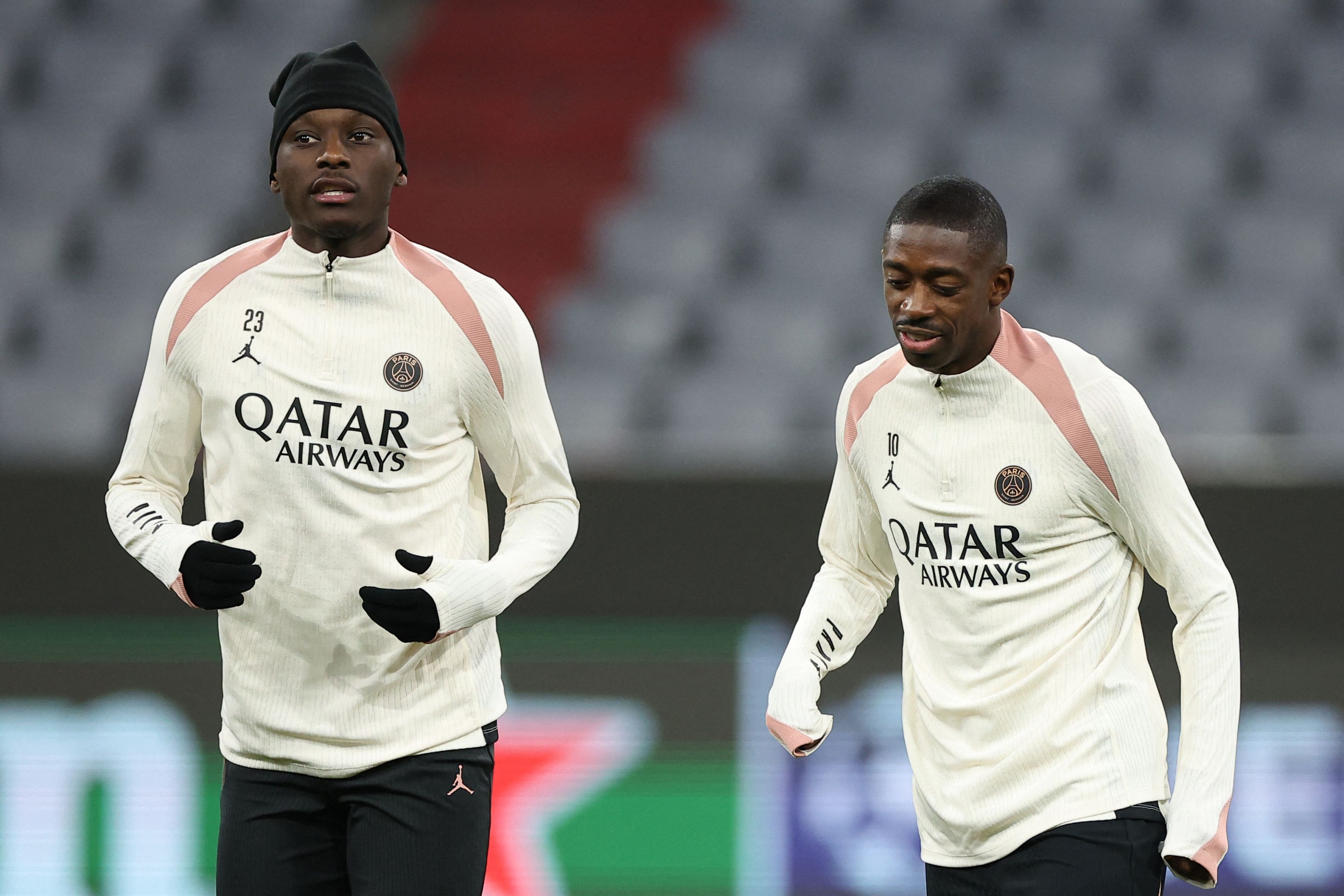 El delantero francés del Paris Saint-Germain #23 Randal Kolo Muani (L) y el delantero francés del Paris Saint-Germain #10 Ousmane Dembele participan en una sesión de entrenamiento en vísperas del partido de fútbol de la Liga de Campeones de la UEFA contra el FC Bayern Munich en el Allianz Arena en Munich, sur de Alemania, el 25 de noviembre de 2024. (Foto de FRANCK FIFE / AFP)