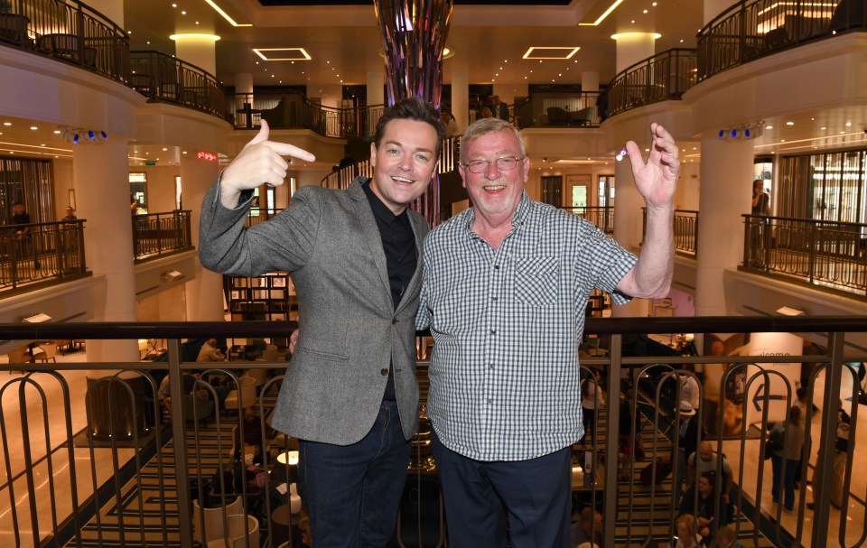 Stephen con su padre Christopher, quien falleció recientemente.