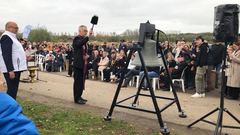 El pastor De Kort bendice la campana para los Algonquins. Los soldados algonquinos tocan la campana (foto: Willem-Jan Joachems).