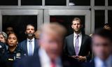 Donald Trump Jr. (izquierda) y Eric Trump escuchan a su padre mientras habla con la prensa durante una audiencia judicial en Nueva York a finales de mayo. Junto con su hermano menor, Barron, los dos son las fuerzas impulsoras detrás de la futura plataforma criptográfica World Liberty Financial.  