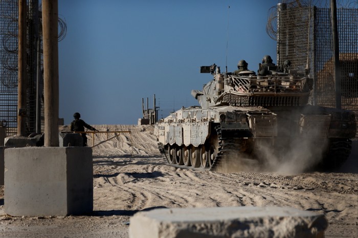 Un tanque israelí entra en la Franja de Gaza por el paso fronterizo