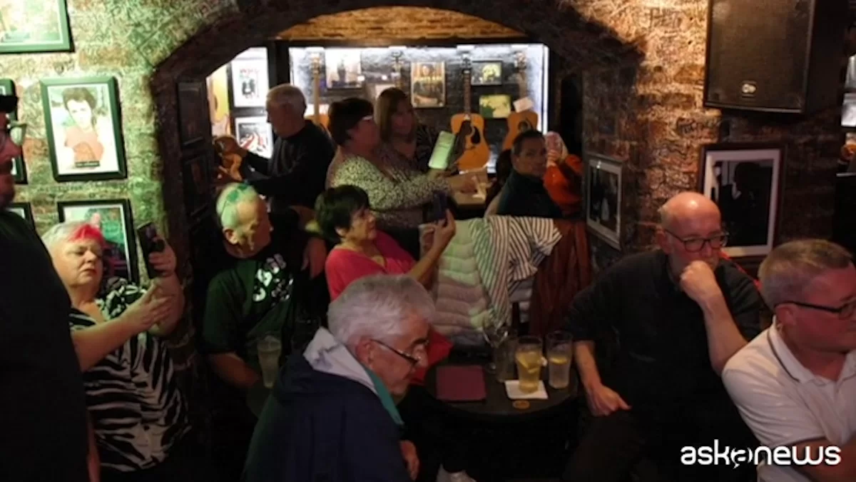 Fanáticos de los Beatles escuchan el nuevo “Now and Then” en el Cavern Club