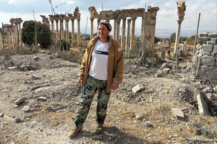 Ali Al-Asidi frente a la ciudadela de Baalbek, de 2.000 años de antigüedad