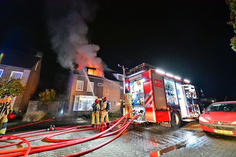 El incendio en el Kempakker de Bergeijk se descubrió alrededor de las dos y media de la noche (foto: Rico Vogels/SQ Vision).