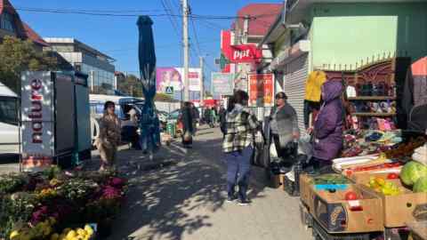 Gente en una calle de Comrat, región de Gagauzia en Moldavia