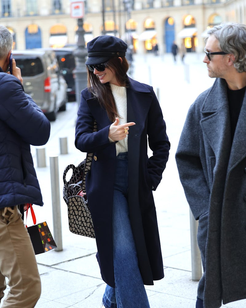 Gorra Newsboy de Anne Hathaway Semana de la Moda de París