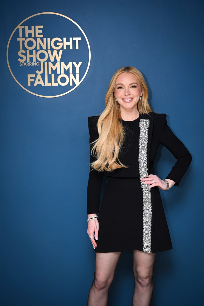 Lindsay Lohan Zuhair Murad top y falda negros Jimmy Fallon