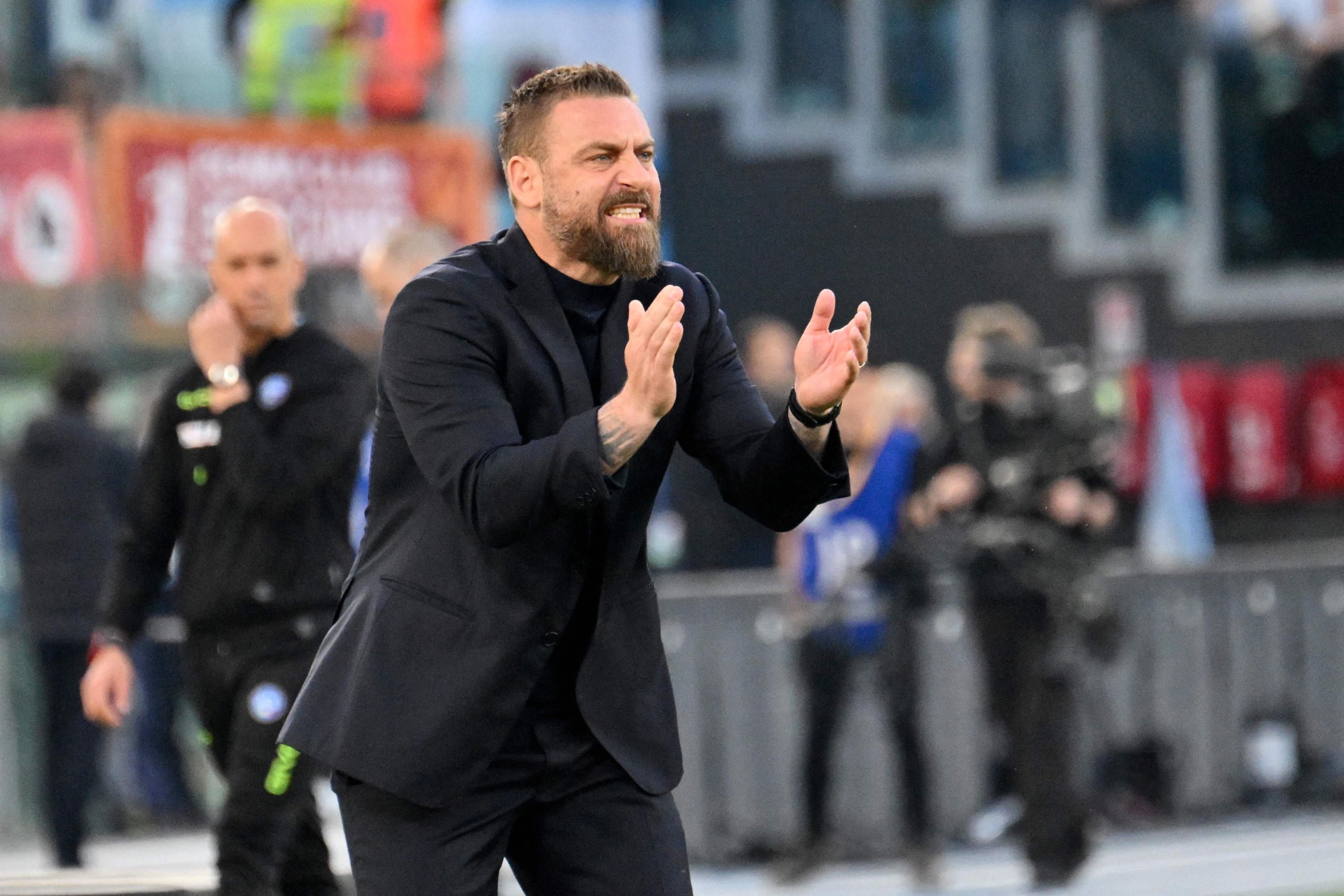 (ARCHIVOS) El entrenador italiano de la Roma, Daniele De Rossi, reacciona durante el partido de fútbol de la Serie A italiana entre la AS Roma y la Lazio el 6 de abril de 2024 en el estadio olímpico de Roma. La AS Roma despide al entrenador Daniele De Rossi, anunció el club el 18 de septiembre de 2024. (Foto de Alberto PIZZOLI / AFP)