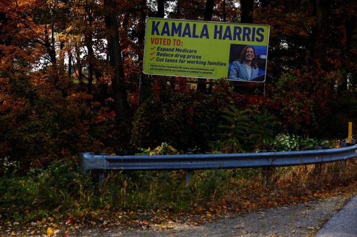 Señal de Kamala Harris al costado de la carretera.