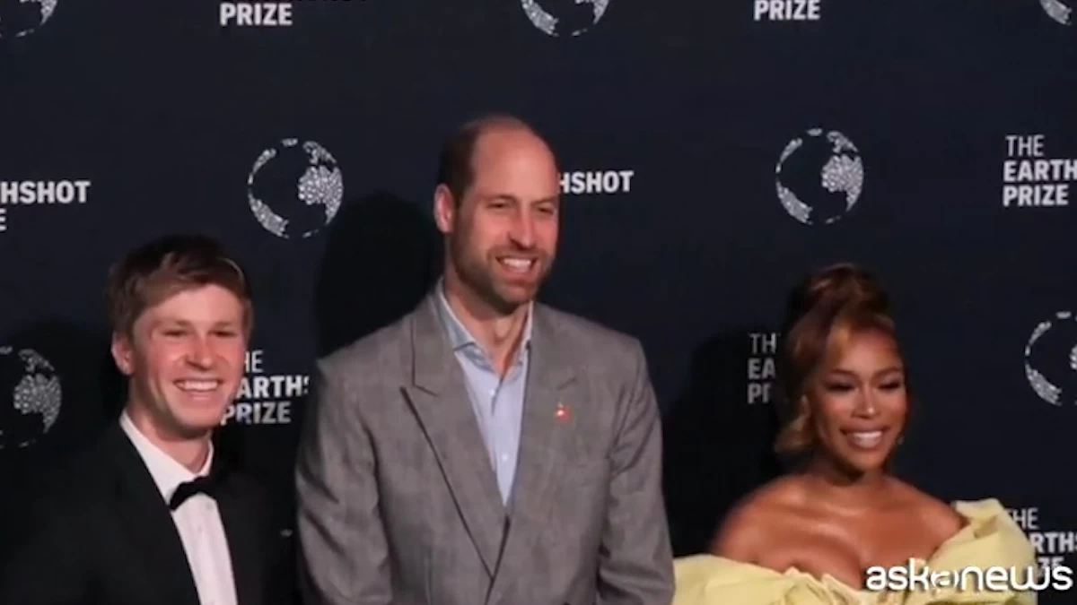 El príncipe William, sonrisa y barba en Sudáfrica (sin Kate) para los premios Earthshot