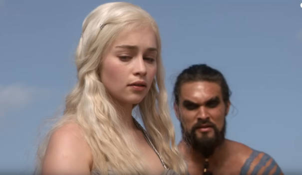 Emilia Clarke y Jason Momoa en “Juego de Tronos”