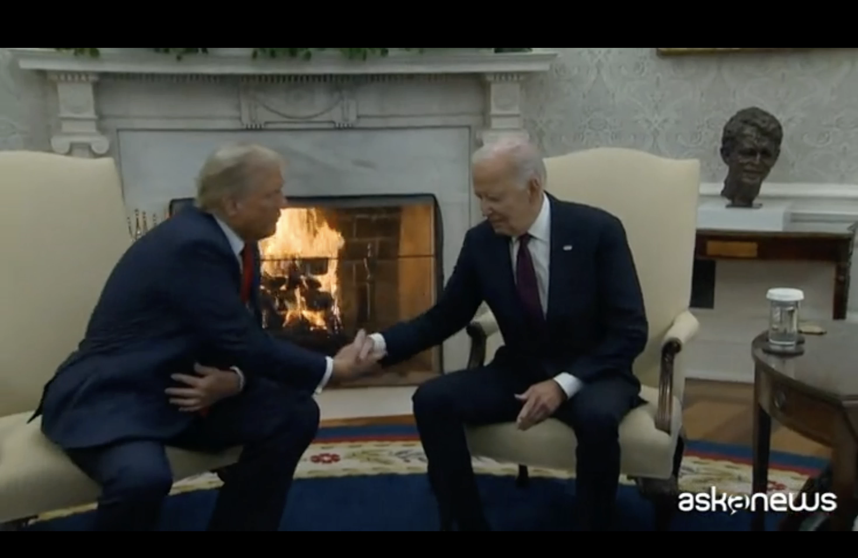 Trump y Biden en la Casa Blanca, dándose la mano frente a la chimenea