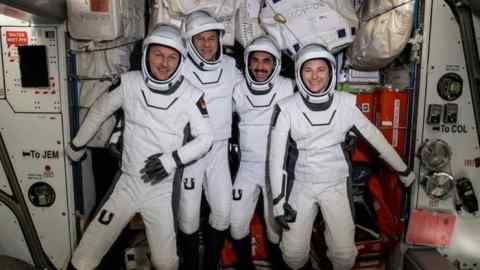 Los cuatro astronautas de la tripulación comercial que representan la misión SpaceX Crew-3 de la NASA aparecen fotografiados con sus trajes espaciales Dragon para una revisión de ajuste a bordo del módulo Harmony de la Estación Espacial Internacional.